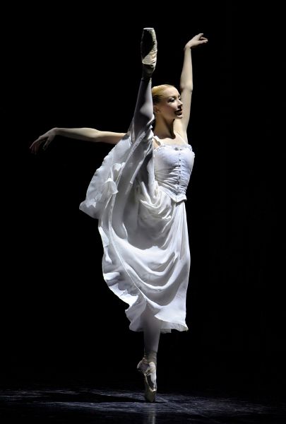 Celebra balerina ucraineana IANA SALENKO in La Sylphide, pe scena Operei Nationale Bucuresti