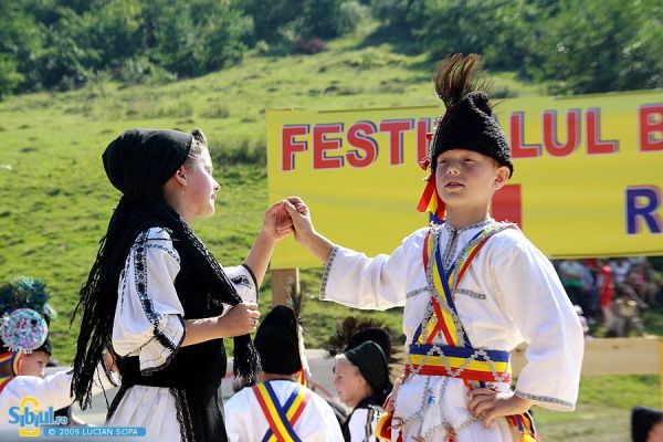 Tuica, branza si bulz, la Festivalul din Rasinari (Sibiu)