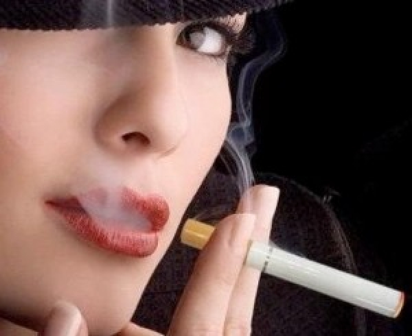 Sonam Kapoor "fumeaza" tigara electronica
