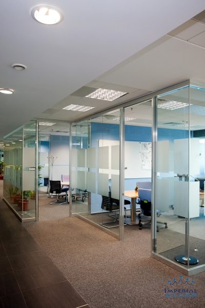 Oferta avantajoasa la compartimentari spatii de birou cu pereti de sticla
