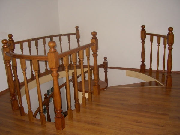 2 modele de scari interioare din lemn de la Nuc Art Impex