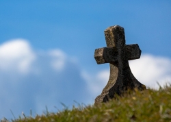 Semnificatia insemnarii INRI pe crucea de la capataiul decedatului